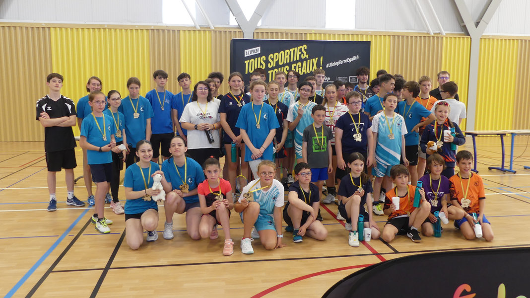 Finales jeunes photo groupe medailles